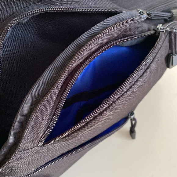 AmeriBag Healthy Back Large Black Sling Bag - Picture 9 of 13